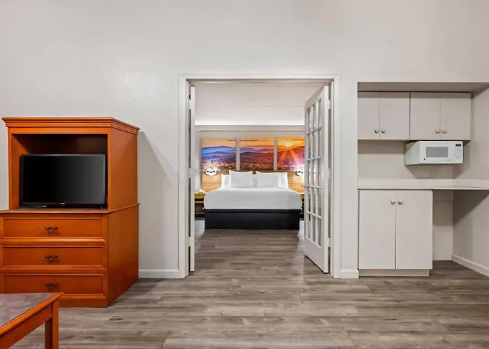 Days Inn By Wyndham Birmingham/West