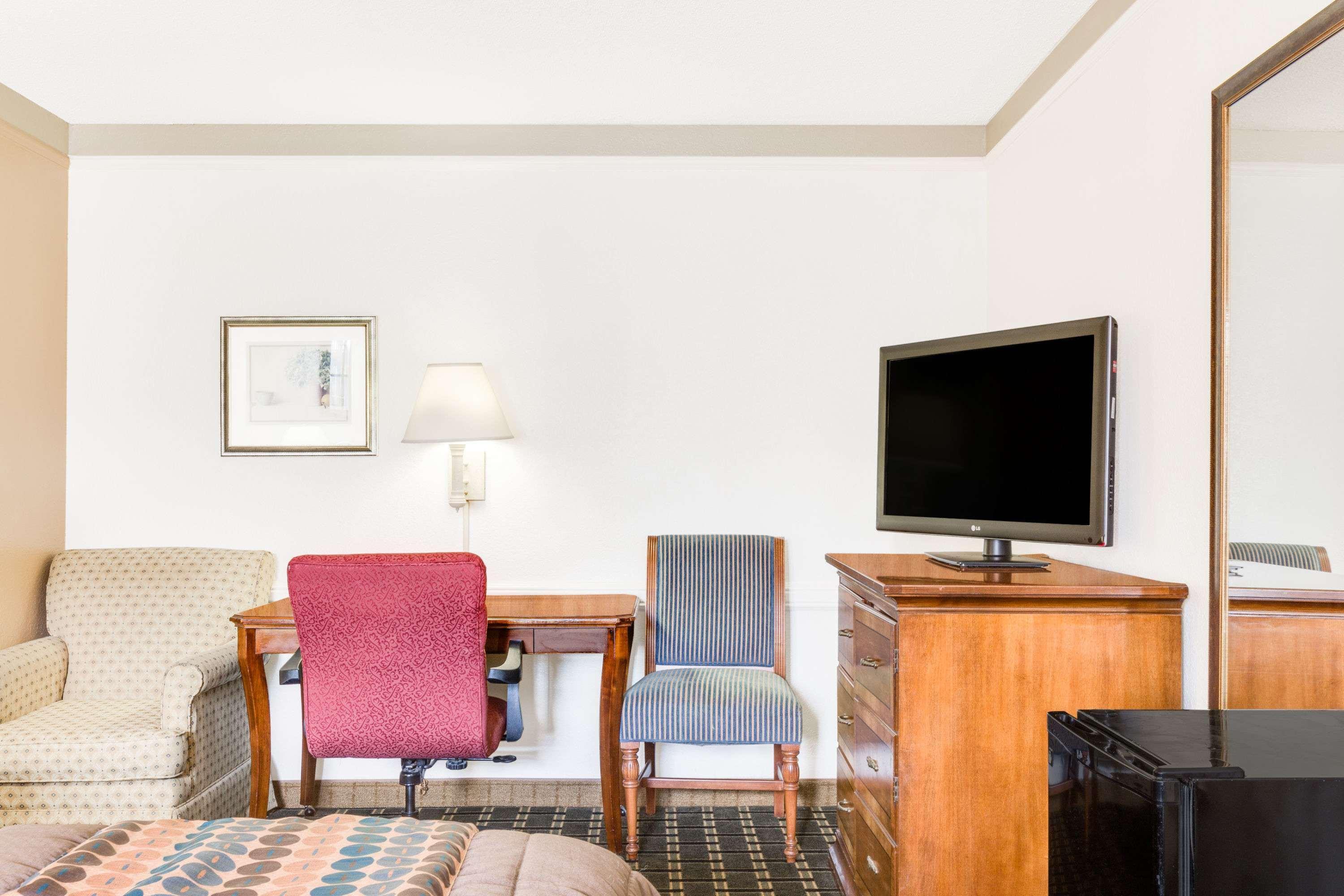 Motel Days By Wyndham Birmingham/west Birmingham