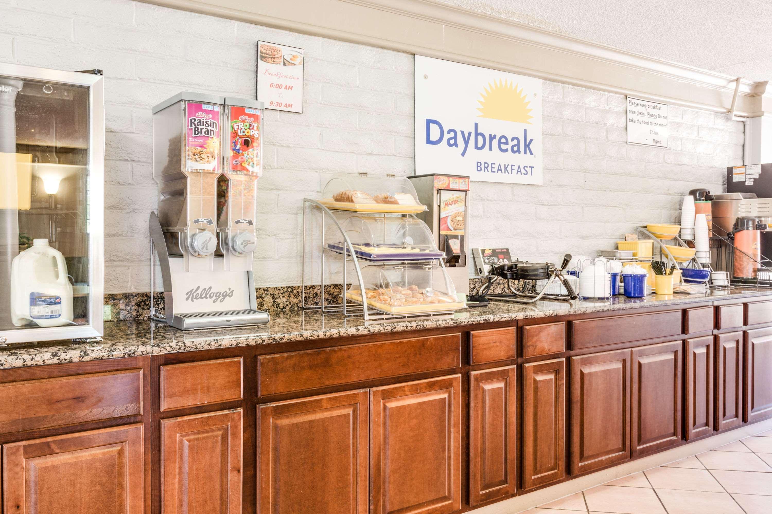 Days By Wyndham Birmingham/west Birmingham